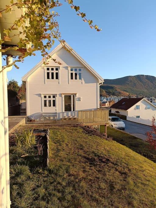 Вилла Charming House In Ulsteinvik With Free Parking Экстерьер фото